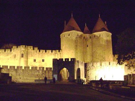 La port narbonnaise, qui fait partie des remparts de Carcassonne, est la principale entrée de la Cité, côté oriental