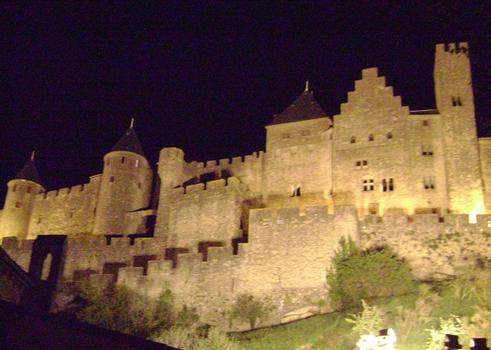 Vue nocturne des remparts de Carcassonne