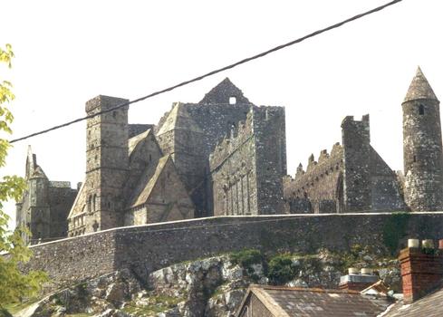 Le rock of Cashel (comté de Tipperary) est composé de 4 bâtiments en pierre: à droite la tour ronde des 11e-12e siècles, au centre la cathédrale gothique (en ruines) du 13e siècle, à gauche, la Cormac's Chapel construite en 1127 et, à l'arrière plan le hall du Choeur du Vicaire, du 15e siècle