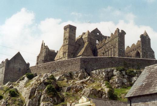 Le rock of Cashel (Tipperary). La forteresse, fief des rois de Munster dès le 5e siècle, nommée aussi rocher de saint Patrick, a été cédée à l'église au 12e siècle, transformée en abbaye, assiégée et détruite par Cromwell en 1647