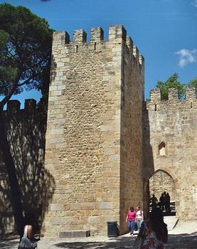 Le château Saint Georges (Castelo Sao jorge) domine la Baixa (au sud) et l'Alfama (au nord), les deux quartiers anciens de Lisbonne