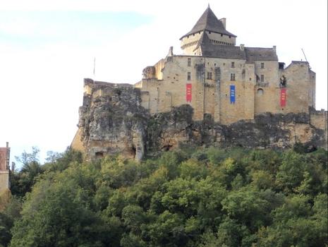Le château de Castelnaud domine la vallée de la Dordogne