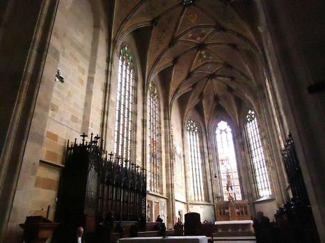 La nef et les voûtes de la cathédrale Saint-Martin de Bratislava