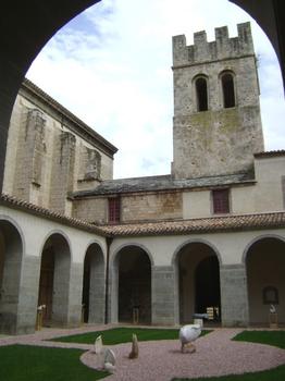 Le cloître, du 18e siècle, de l'abbaye Saints Pierre et Paul, à Caunes-Minervois (Aude)