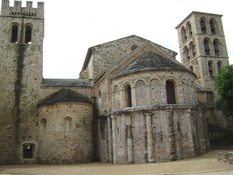 Le chevet de l'église, la tour et le clocher de l'abbaye des saints Pierre et Paul à Caunes-Minervois (Aude)
