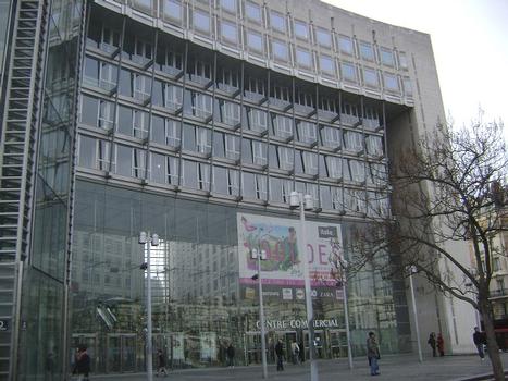 L'entrée et la façade du Centre commercialItalie 2, avenue d'Italie (Paris 13e)