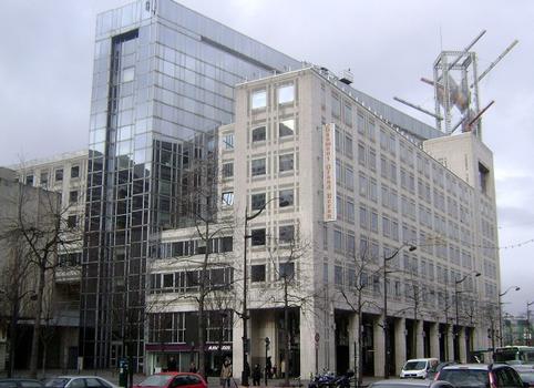 L'entrée et la façade du Centre commercialItalie 2, avenue d'Italie (Paris 13e)