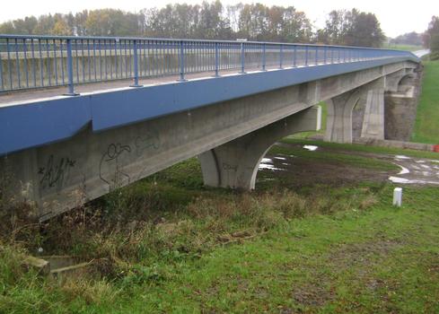 Le pont de la N627 sur la tranchée du LGV et l'autoroute E40 entre Verviers et Battice à Chaineux (province de Liège)
