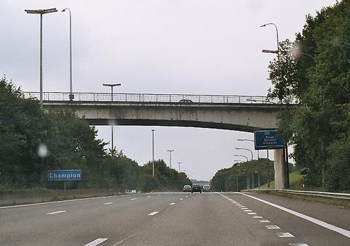 Le pont de la rue de Fernelmont sur l'autoroute E411(A4) à Champion (commune de Namur)