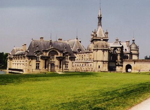 Le château de Chantilly (Oise). L'aile gauche date de la Renaissance, l'aile droite, avec l'entrée principale, date du 19e siècle