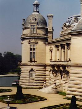 Une des tours du château de Chantilly (Oise)