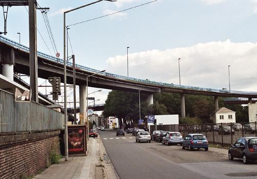 L'échangeur de l'A503 et de la petite ceinture (R9) de Charleroi au-dessus de la rue de la Villette à Charleroi