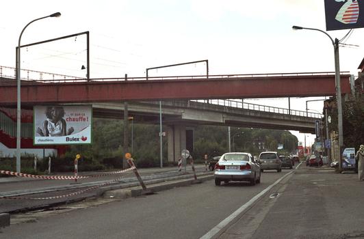Charleroi Light Rail - viaduct along the N90 at the entrance to Monceau-sur-Sambre and the footbridge to Moulin Station
