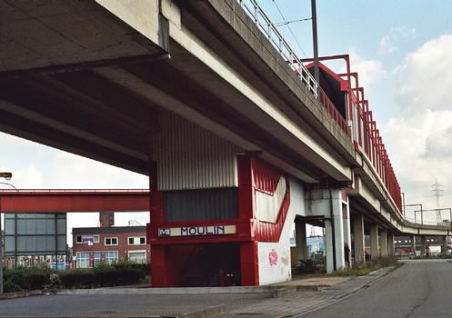 La station Moulin et le viaduc du métro de Charleroi entre la N90 et la Sambre à Monceau-sur-Sambre