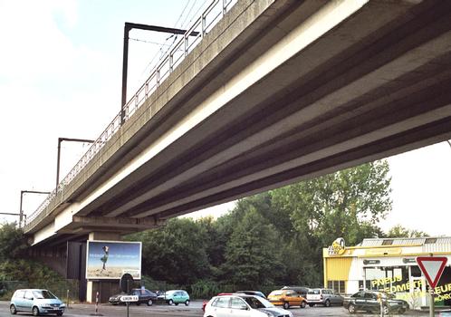 Pont sur la N90 du métro de Charleroi à la sortie ouest de Monceau-sur-Sambre