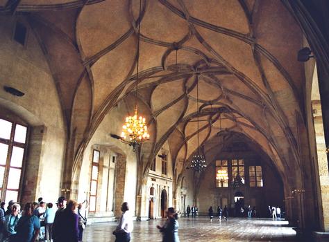 La grande salle de réception de l'ancien palais royal du château de Prague