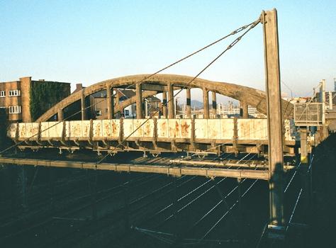 Le pont de la rue du Chemin de Fer sur les voies ferrées à Châtelineau (commune de Châtelet)