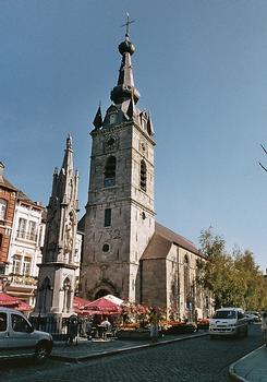 La collégiale des saints Pierre et Paul à Chimay (Hainaut), dont la tour de façade date de 1732