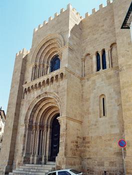 La façade romane de la Vieille Cathédrale de Coïmbra