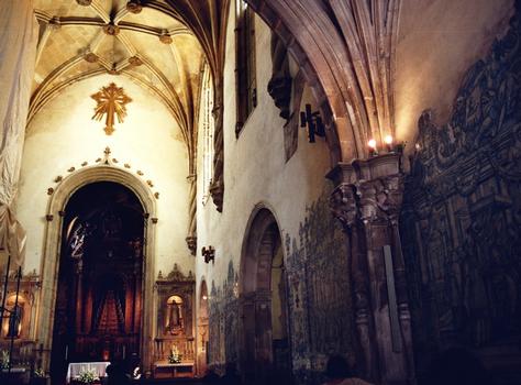 L'intérieur de l'église du monastère de Santa Crus (Mosteiro de Santa Crus), place du 8 mai, à Coïmbra