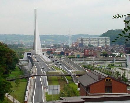 Le pont haubané »du Pays de Liège« sur la Meuse, à la sortie du tunnel de Cointe : A l'avant-plan, le poste de surveillance »Tilleuls«