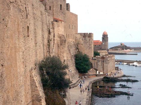 La muraille (à gauche) du château royal de Collioure (Pyrénées orientales)