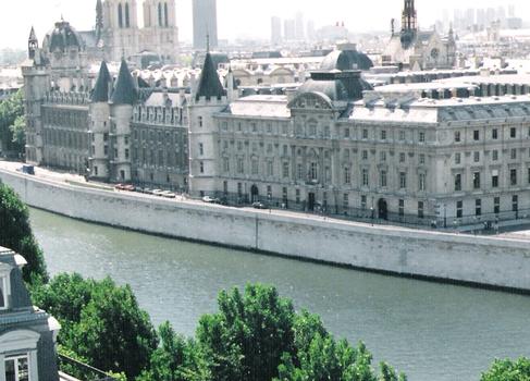 Vue générale de la Conciergerie, depuis le toit de la Samaritaine, à Paris