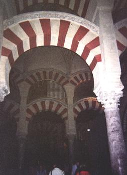 Vue générale et intérieurs de la Mezquita (mosquée-cathédrale) de Cordoue