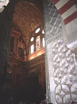 Vue générale et intérieurs de la Mezquita (mosquée-cathédrale) de Cordoue