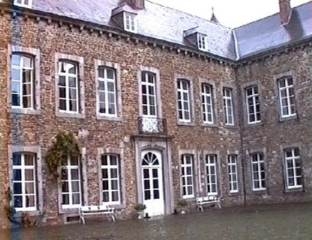 Les bâtiments de la cour intérieure du château de Corroy-le-Château (Gembloux)