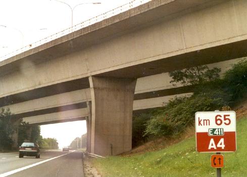 Le triple pont de la N4 sur l'autoroute E411 à Courrière (commune d'Assesse)