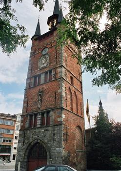 Le beffroi de Courtrai (Kortrijk) est le dernier témoin des halles aux draps du 14e siècle. Il est surmonté de 5 tourelles aux toits pointus et est construit en briques et en pierres