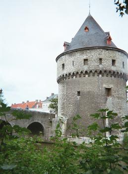 Le pont et les tours du Broel, sur la Lys, à Courtrai (Flandre occidentale)
