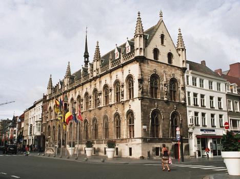 L'Hôtel de Ville de Courtrai, de style gothique flamboyant, date du 15e siècle mais a été restauré et remanié en 1962