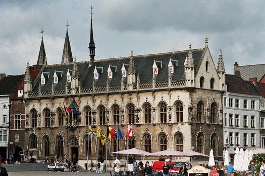 L'Hôtel de Ville de Courtrai, de style gothique flamboyant, date du 15e siècle mais a été restauré et remanié en 1962