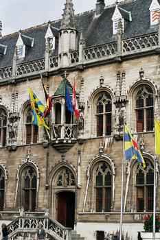La façade de l'Hôtel de Ville (Stadhuis) de Courtrai (Kortrijk) est ornée de pinacles, de niches et de statues, dont celles des 14 comtes de Flandre du Moyen Age