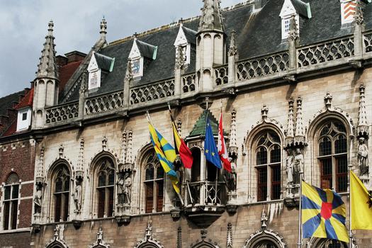 La façade de l'Hôtel de Ville (Stadhuis) de Courtrai (Kortrijk) est ornée de pinacles, de niches et de statues, dont celles des 14 comtes de Flandre du Moyen Age