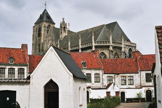 L'église Notre-Dame de Courtrai (Kortrijk). La tour, la façade et les contreforts datent du début du 13e siècle. Le choeur et le chevet remontent à l'an 1300