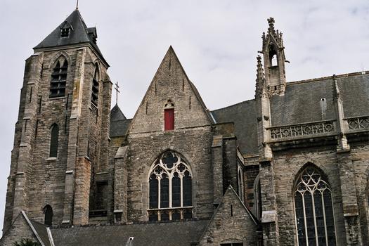 L'église Notre-Dame de Courtrai (Kortrijk). La tour, la façade et les contreforts datent du début du 13e siècle. Le choeur et le chevet remontent à l'an 1300