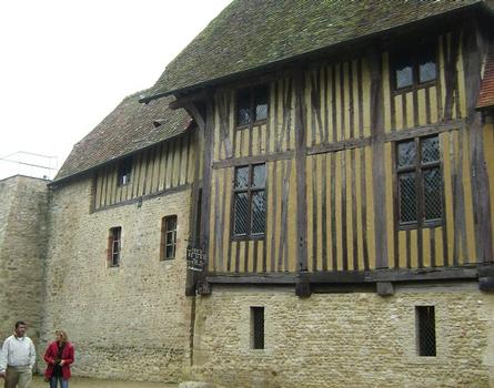 La cour et les bâtiments intérieurs aux remparts du château de Crèvecoeur (Calvados)
