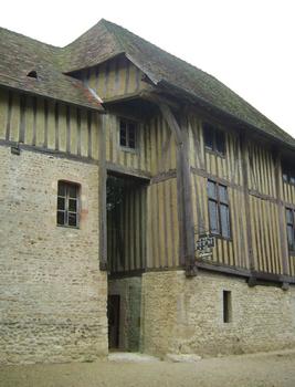 La cour et les bâtiments intérieurs aux remparts du château de Crèvecoeur (Calvados)