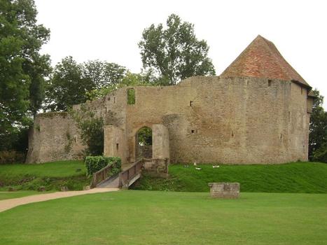Le château médiéval de Crèvecoeur-en-Auge (Calvados): les remparts