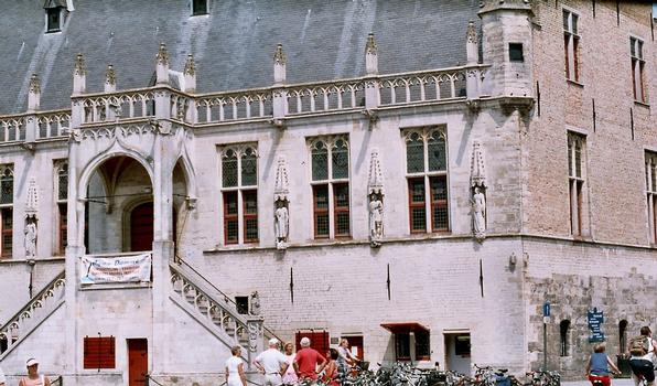 L'Hôtel de Ville (mairie) du 15e siècle, de Damme (Flandre occidentale)