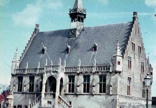 L'Hôtel de Ville (mairie) du 15e siècle, de Damme (Flandre occidentale), l'ancien port de Bruges