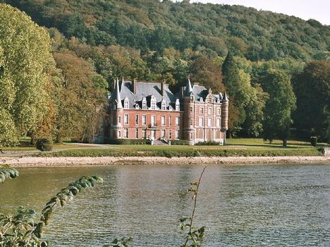 Le château de Dave (commune de Namur), du 18e siècle, en briques, le long de la Meuse