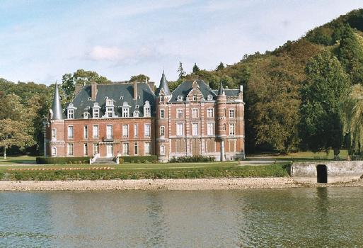 Le château de Dave (commune de Namur), sur la rive droite de la Meuse