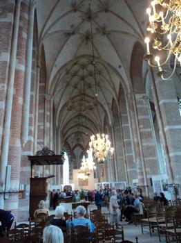 La nef centrale de l'église Saint Lebuin à Deventer (Overijssel) a les voûtes étoilées peintes