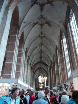 Les nefs latérales de l'église Saint Lebuin (dite Grote of St Lebuinuskerk) à Deventer (Overijssel), qui datent de la 2e moitié du 15e siècle