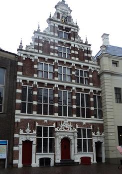 Le Landshuis à Deventer (Overijssel), dont la façade date de 1632 et est rythmée de pilastres et surmontée d'un pignon à pinacles, est l'ancien siège des Etats (députés) de l'Overijssel au 17e siècle