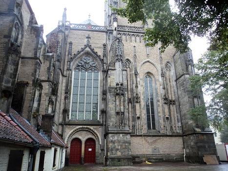 L'église Saint Lebuin, dite aussi la Grande Eglise (Grote of St Lebuinuskerk) à Deventer, a été fondée vers 1040 et construite en style roman à partir de 1235. Elle a été restaurée en style gothique dans la 2e moitié du 15e siècle